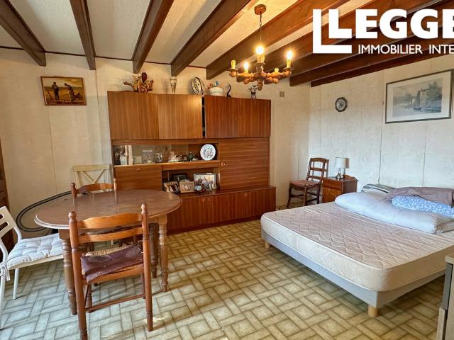 SOUS OFFRE* Maison en pierre à rénover de 2/3 chambres, jardin, grange et terrain d'1 ha. au calme