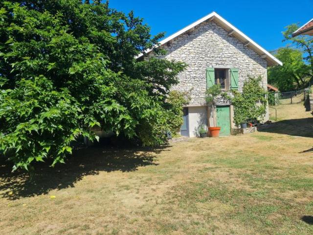 Maison en pierre à rénover entièrement à sont goût 90m2 sur 860m2 de terrain constructible on peut détachée un lot de 450m2 sur les hauteurs de Soleymieu idéal pour investisseur ou marchand de biens immobilier