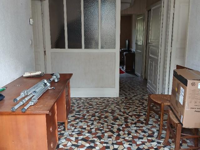 MAISON EN PIERRE A RENOVER ENVIRONNEMENT CALME ET PRESERVE