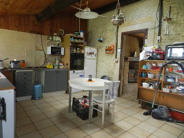 MAISON EN PIERRE A RENOVER, SUR PLUS DE 3 800 m² de Terrain