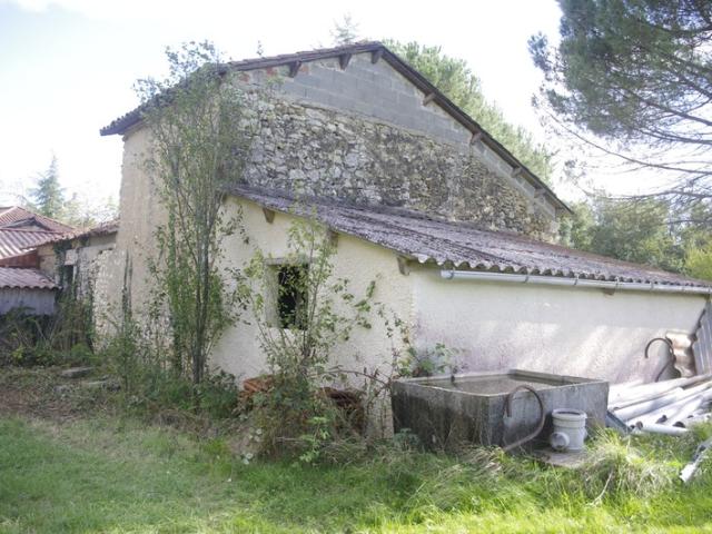 Maison en pierre à restaurer de 200 m², 8 pièces à aménager, terrain d'environ 3ha située au calme à vendre