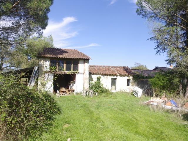 Maison en pierre à restaurer de 200 m², 8 pièces à aménager, terrain d'environ 3ha située au calme à vendre