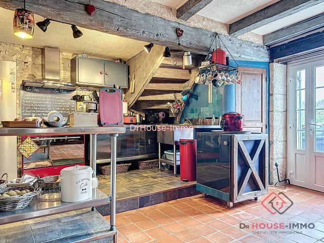 Maison en pierre, chargée d'histoires dans le bourg de La Chapelle Faucher