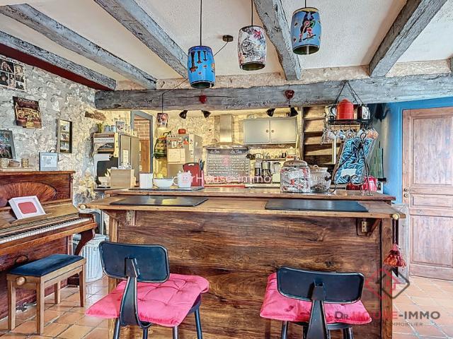 Maison en pierre, chargée d'histoires dans le bourg de La Chapelle Faucher