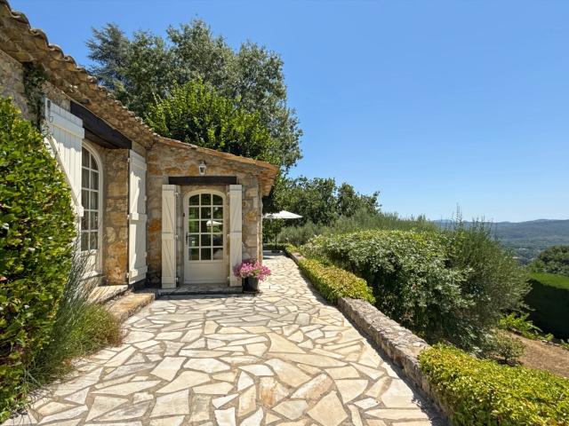 Maison en pierre charmante avec vue panoramique à quelques p. 160m² Montauroux