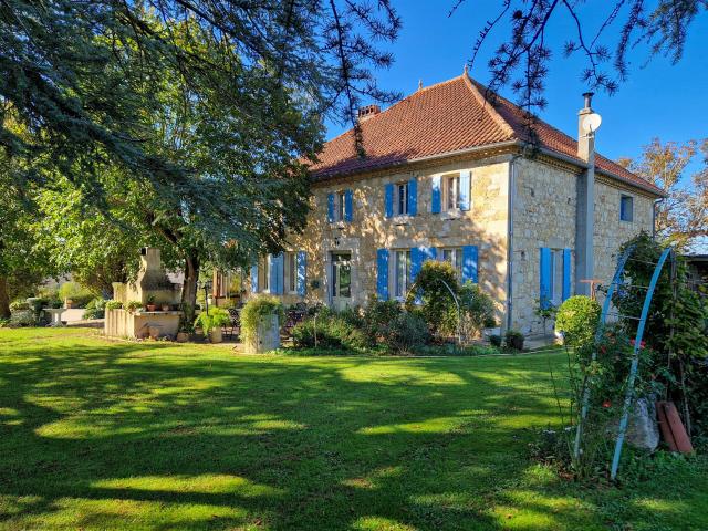 Maison en pierre classique avec vue, dépendances, environ 2h. 335m² Sistels