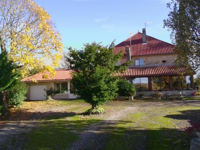 Maison en pierre classique avec vue, dépendances, environ 2h. 335m² Sistels