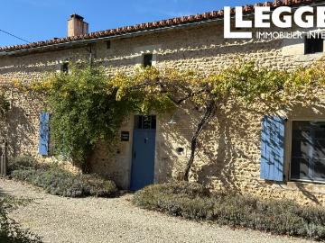 Maison en pierre comprenant trois chambres avec salle de bains attenante, jardin et dépendances