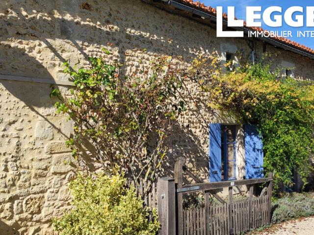 Maison en pierre comprenant trois chambres avec salle de bains attenante, jardin et dépendances