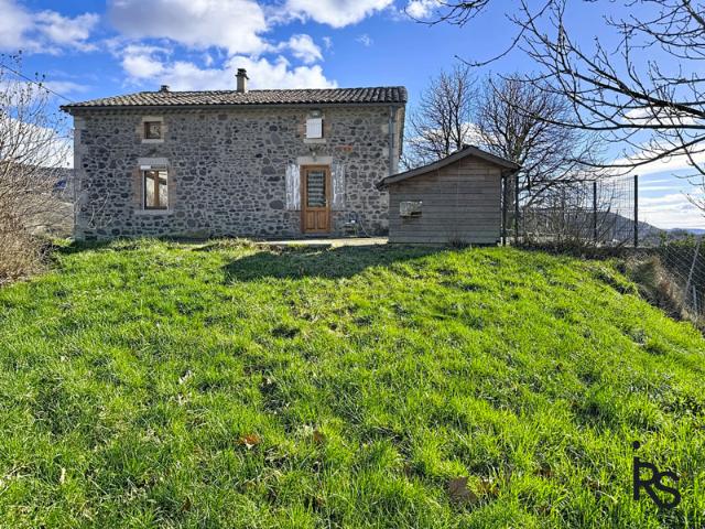 Maison en pierre confortable de 130 m2 habitables sur un ter