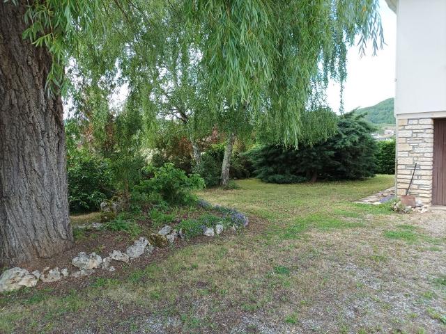 Maison en pierre crépi avec une dépendance de 600 m2 92m² Duravel
