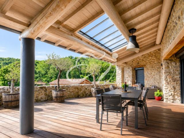 Maison en pierre d’exception avec cachet historique et vue panoramique
