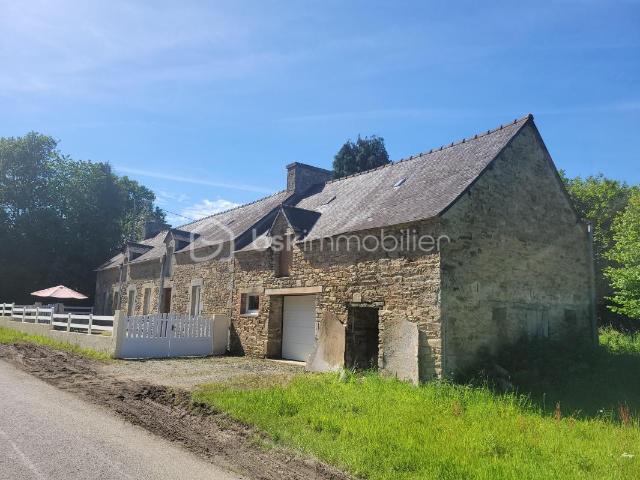 Maison en pierre – 100 m² habitables – Terrain de 6 346 m² – Garage 40 m²