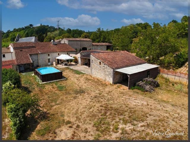Maison en pierre de caractère 235 m² – Dépendances, Jardin & Piscine à SAINT ANTOINE DE BREUILH 24