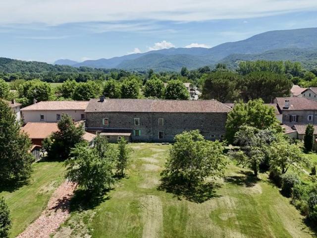 Maison en pierre de caractère 250 m² + corps de ferme 551 m² et maison annexe à rénover – Volumes, lumière & authenticité