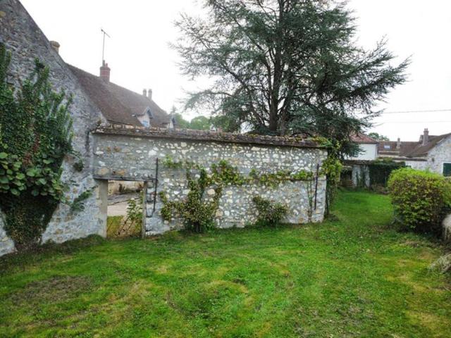 Maison en pierre de caractère à Flagy: Authentique et pleine de potentiel