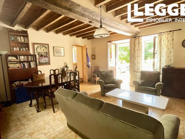 Maison en pierre de caractère avec dépendances dans un cadre rural paisible