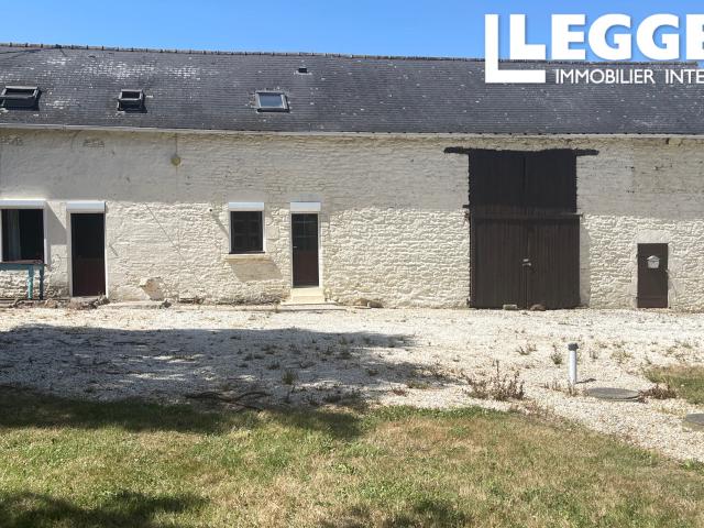 Maison en pierre de caractère avec dépendances dans un cadre rural paisible