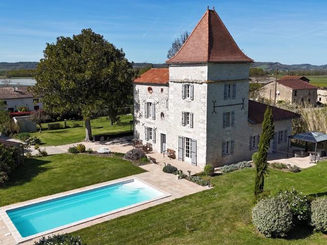 Maison en pierre de charme avec piscine au cœur des vergers. 225m² Saint Sardos