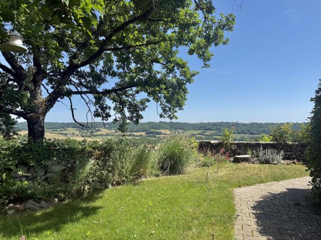 Maison en pierre de plain pied avec vue imprenable, piscine 100m² Beauville