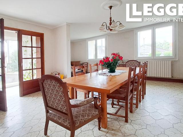 Maison en pierre de plain pied avec grand jardin près d’un lac de baignade