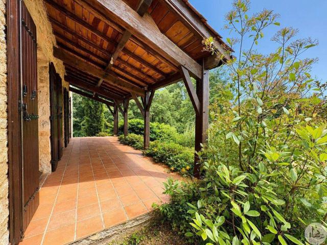 Maison en pierre de taille avec grand terrain. 144m² Biron