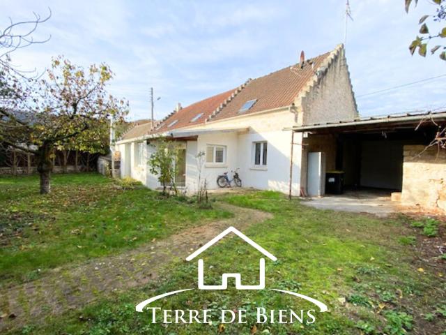 Maison en Pierre de Taille de 170 m2 avec Dépendances et Terrain Secteur Couloisy