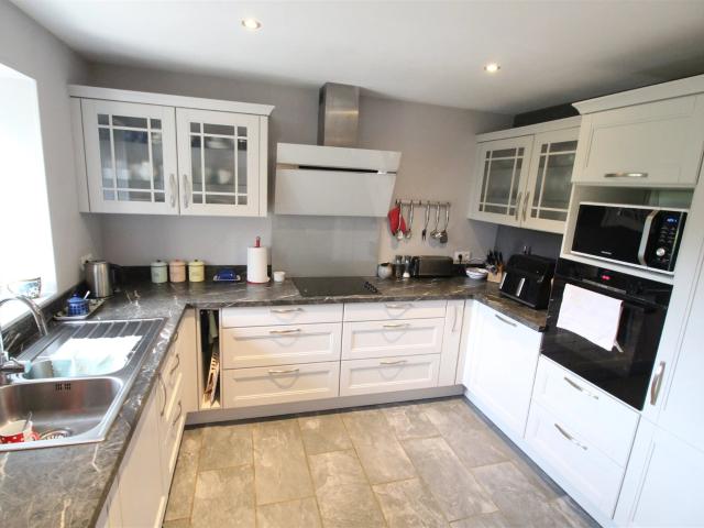 Maison en pierre de trois chambres avec grande grange 150m² Le Lindois