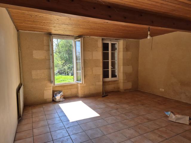 Maison en pierre de 152 m2, à rénover, avec dépendances et j
