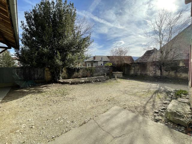 Maison en pierre de 170m2 environ avec cour de 470m2 dépendance de 44m2