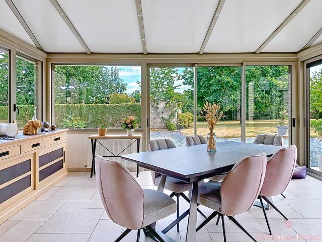 Maison en pierre de 181 m2 édifiée sur un terrain de 2 250 m2