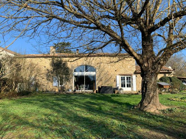Maison en pierre de 186 m2 avec dépendances et parc arboré