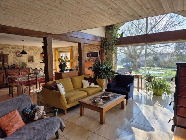 Maison en pierre de 186 m2 avec dépendances et parc arboré
