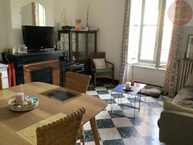Maison en pierre de 1880 avec ses moulures au plafond