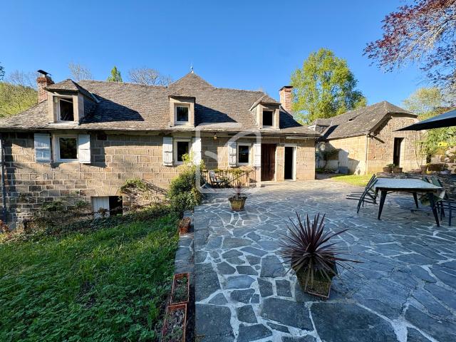 Maison en pierre de 190 m2 et dépendances