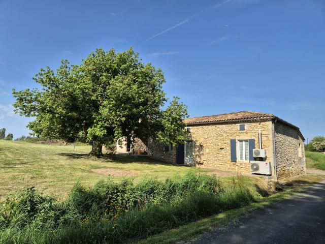 Maison en pierre de 100 m2, 3 chambres et grande dépendance. 99m² Caumont