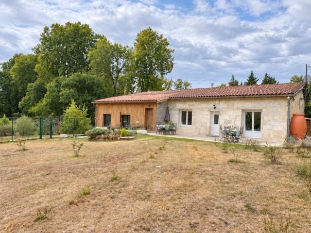 Maison En Pierre De 129 M2 Sur 3 Hectares Une Propriété Pens. 129m² Castillon la Bataille