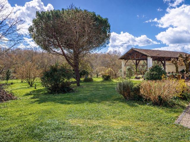 Maison En Pierre De 202 M2 + Dependances Sur 5874 M2 202m² Latresne