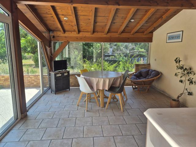 Maison en pierre de 209 m2 avec piscine et dépendances sur u. 209m² La Réole