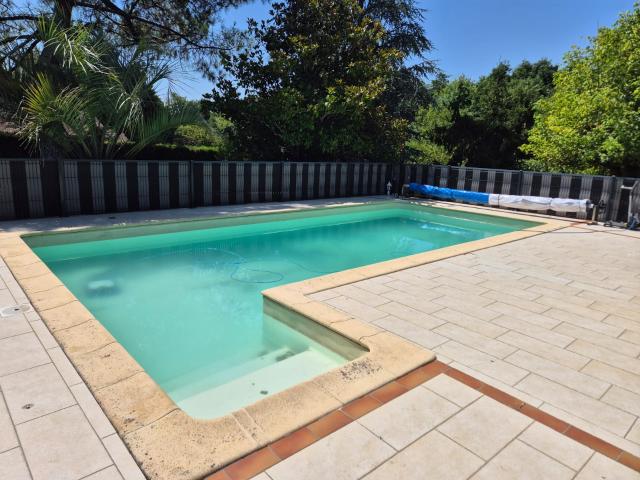 Maison en pierre de 209 m2 avec piscine et dépendances sur un terrain clos de 7075 m2