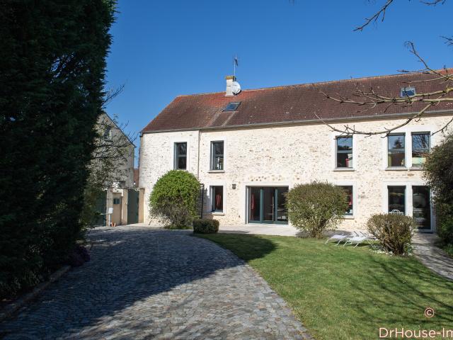 Maison en pierre de 210m² + bâtiment + préau + terrain
