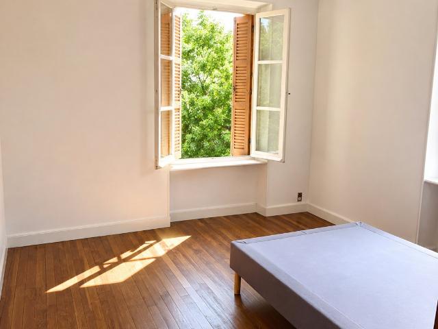 Maison en pierre de 220 m2 avec piscine et grand jardin