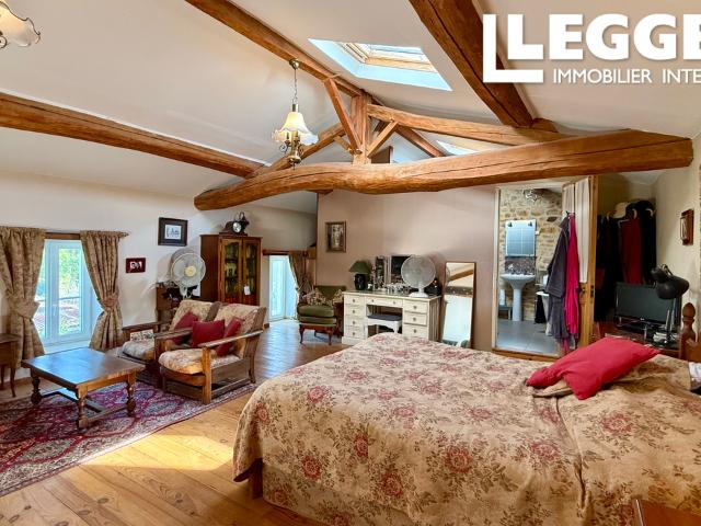 Maison en pierre de 230 m² avec grande piscine 5 chambres dont 1 de plain pied et 4 parentales, terrain clos