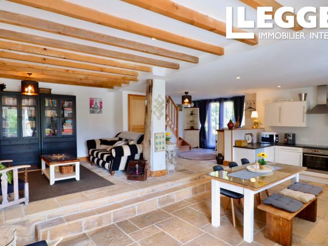 SOUS OFFRE. Maison en pierre de 3 chambres avec jardin, piscine et vue imprenable  toiture neuve