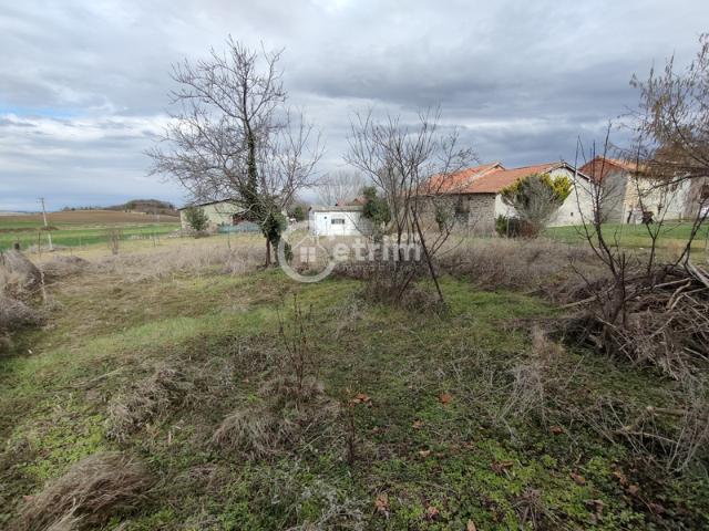 Maison en pierre de 60 m2 sur un terrain d'environ 780 m2
