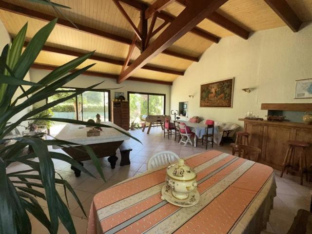 Maison en pierre de 8 pièces de 242 m² avec salle de réception