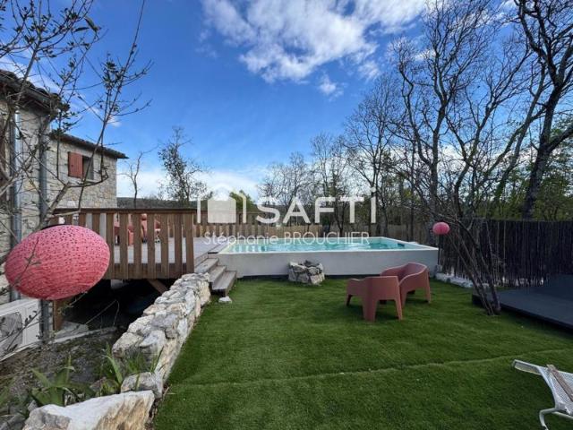 Maison en pierre, dépendance et piscine