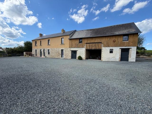 ? Maison en pierre et masse entièrement rénovée avec dépendance MÉAUTIS 50