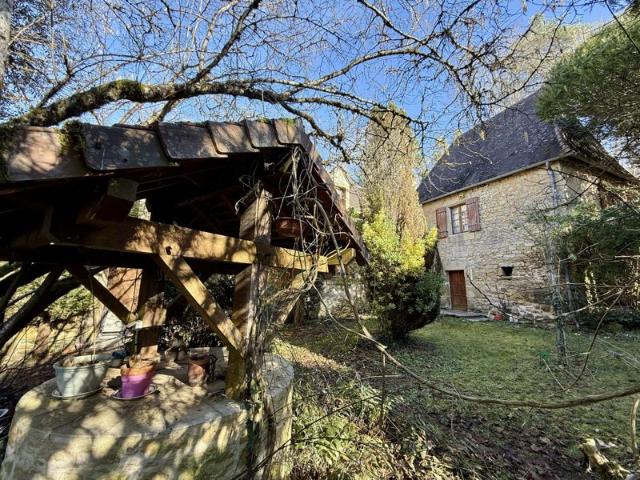 Maison en pierre et dépendances, plus d'1ha de terrain
