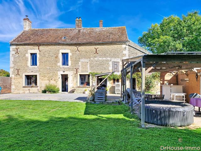 Maison en pierre et dépendances